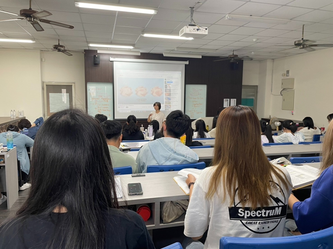 中臺科大護理系楊佰能助理教授「兒科重症護理學」EMI課程。(照片/中臺科大提供)