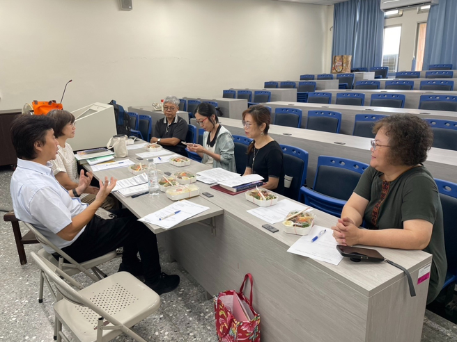 應用外語系黃怡靜副教授擔任議課專家提供全英語的專業反饋。(照片/中臺科大提供)