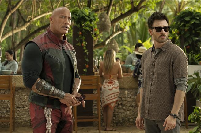 巨石强森（左）与克里斯伊凡主演耶诞动作喜剧电影《红色一号》。（图／华纳兄弟提供）