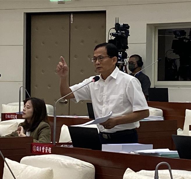 新竹市民进党议员曾资程认为，邱臣远的施政报告是用浮夸的数字、美丽的词藻拼凑而成。（本报资料照片／陈育贤新竹传真）