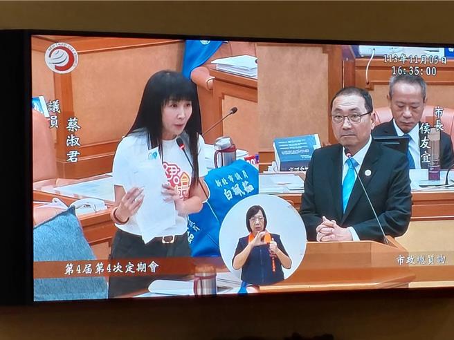 國民黨新北市議員蔡淑君（5）日指出，廠區鄰近的養豬場，除偷排廢水甚至燒廚餘，呼籲市府得趕緊解決這燃眉之急，免得新北「臭名」遠播國際。（陳慰慈攝）