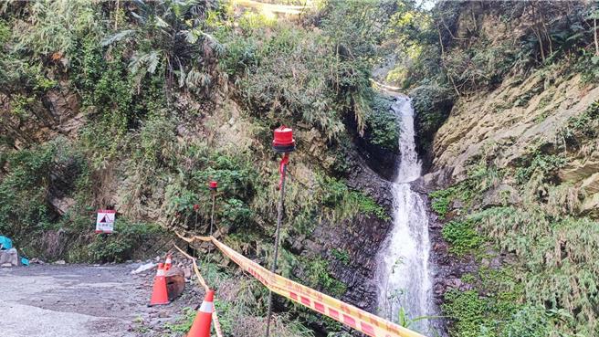 埔里观音瀑布自2022年豪大雨封闭整修，歷经0403花莲大地震及多个颱风，整修工程最快明年中旬才完工。（杨静茹摄）