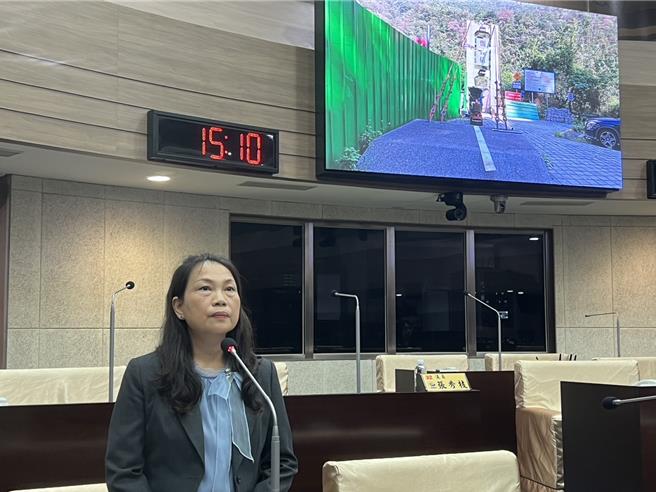 埔里观音瀑布因2022年3月、4月豪大雨受灾封闭整修，南投县议员林芳伃关切观音瀑布何时整修完毕？（杨静茹摄）