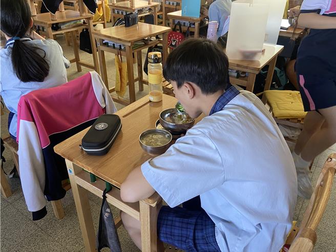 为了防止违法苏丹红色素进入校园，宜兰县政府教育处即日起至明年1月20日，要求团膳业者进用辣椒粉、咖哩粉等调味品。（吴佩蓉摄）