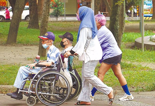 上半年累計31起外籍看護施暴案，衛福部籲善用喘息服務。（本報資料照）