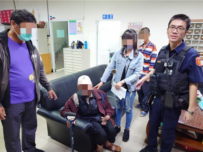 从嘉义县北上卖粽叶，却不甚迷路开到桃园是观音区，大园警靠方定位协助找寻。（警方提供／廖姮玥桃园传真）