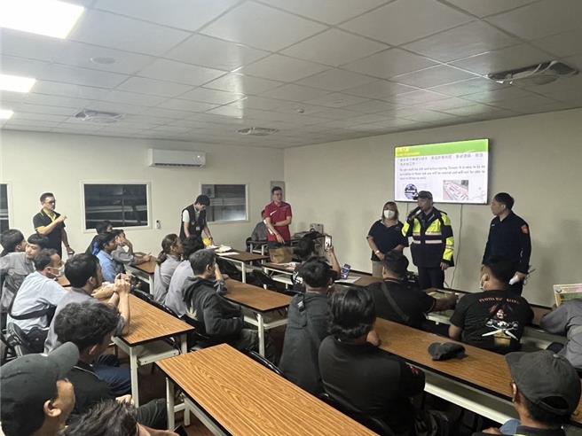 微型电动二轮车将于今年11月30日正式纳管，需完成挂牌、投保强制险才可以上路骑乘，桃园市杨梅警分局为保障用路人安全，并在辖区内工厂举办交通及犯罪预防宣导。（警方提供／廖姮玥桃园传真）