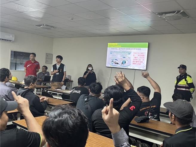 微型电动二轮车将于今年11月30日正式纳管，需完成挂牌、投保强制险才可以上路骑乘，桃园市杨梅警分局为保障用路人安全，并在辖区内工厂举办交通及犯罪预防宣导。（警方提供／廖姮玥桃园传真）