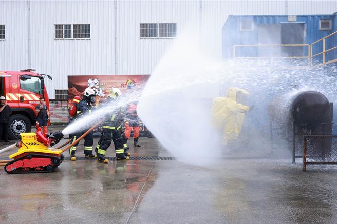 电影公司特别与新北消防局合作，消防猛男帅气演示救火场面。（图／华映娱乐提供）