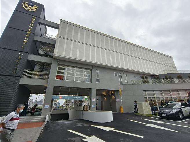 桃园警分局小桧溪派出所5日落成启用，桃园市长张善政表示，小桧溪是桃园发展及人口成长快速的地区，亟需更多治安资源的投入，为此，市府特别设置小桧溪派出所，相信小桧溪派出所启用后，不但能为警察同仁提供更好的工作场域，也能为小桧溪地区居民带来更安全的生活环境。（赖佑维摄）