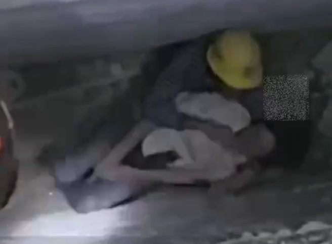 大陸有女子不慎跌入通風井12天沒水、沒食物，瀕死之際看到放心不下的兒子，讓她重新燃起求生欲望。（圖／翻攝自微博）