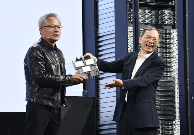 辉达执行长黄仁勋（左）与美超微创办人梁见后（右）有着30年的老交情。（图／本报资料照片）