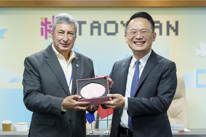 蘇俊賓致贈伴手禮「甜滿心桃」大桃盤禮盒與訪團。(秘書處提供／蔡依珍桃園傳真)