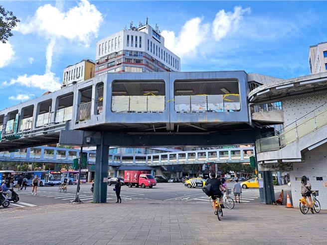 台北市和平新生天橋5日拍板確定拆除,守護和平新生天橋團體呼籲,交通相關配套措施完成前,暫緩天橋的拆除計畫。(温予菱攝)