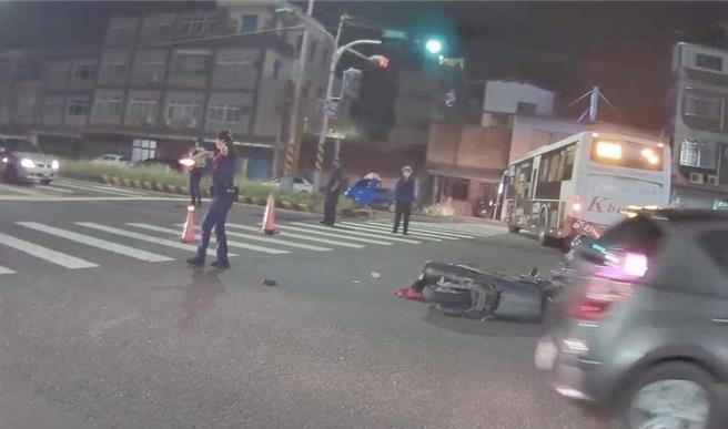高雄市橋頭區成功路5日晚間發生一件機車與公車的車禍。（翻攝照片／林瑞益高雄傳真）