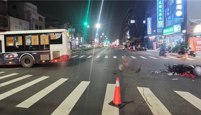 高雄市橋頭區成功路5日晚間發生一件機車與公車的車禍，圖為車禍現場。（翻攝照片／林瑞益高雄傳真）