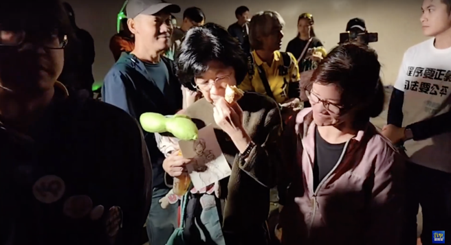 今（5）日是柯文哲被羁押禁见2个月，而柯文哲的妻子陈佩琪晚间也抱着柯文哲玩偶抵达北所静坐。（翻摄自影片）