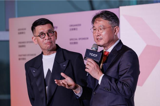 文策院董事长蔡嘉骏（左）与韩国京畿内容振兴院院长卓勇锡合影。（文策院提供）