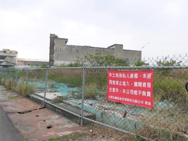 台灣金聯董座施俊吉遭突襲式拔官，他質疑是不肯調降雲林縣北港工業園區（萬有紙廠廠區）標金。房仲業者5日表示園區每坪標售底價比附近工業用地便宜，且有嘉縣太保台積電的外溢效應優勢，2度流標原因在於面積大總價高，以及素地開發有其風險。（張朝欣攝）