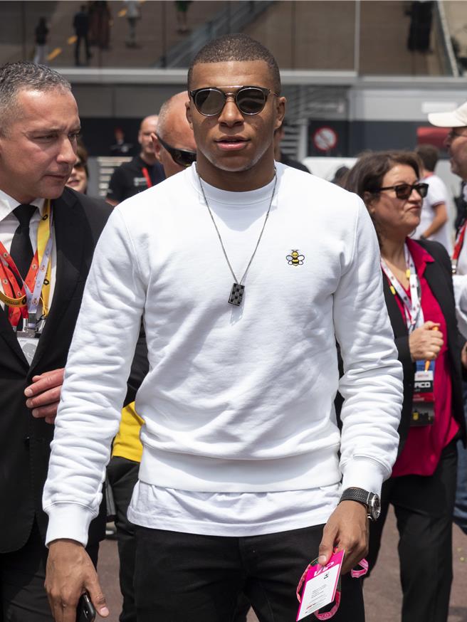 球星姆巴佩2019年就高调着用Dior x Kaws的联名作品现身。（Dior提供／黄唯淯台北传真）