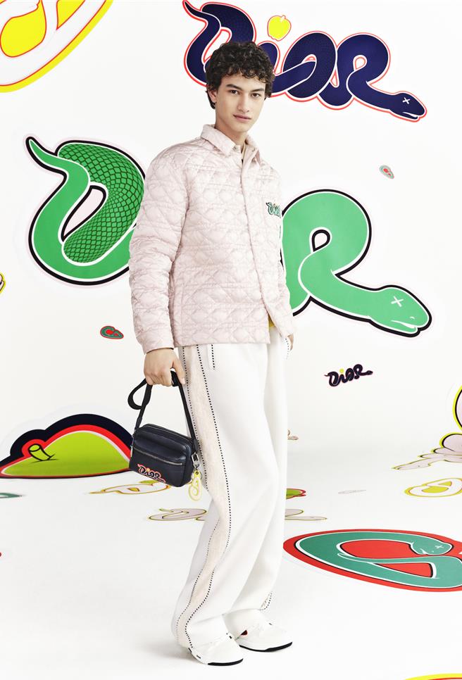 2019年Kaws翻玩蜜蜂，今年则将蛇类置入Dior标志之中。（Dior提供／黄唯淯台北传真）