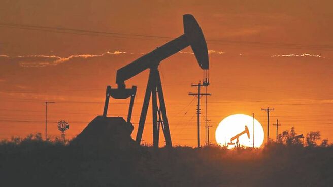 OPEC＋把原定增产计划延后一个月，消息刺激国际期油4日盘中每桶大涨逾3％。图／美联社