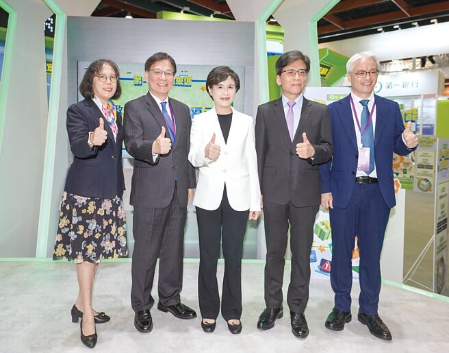 2024台北金融科技展登场，第一银行展区打造「第一智能未来城」，行政院副院长郑丽君（中）、金管会主委彭金隆（右二）、第一银行总经理李嘉祥（左二）及副总经理蔡淑慧（左一）合影。  图／第一银行提供