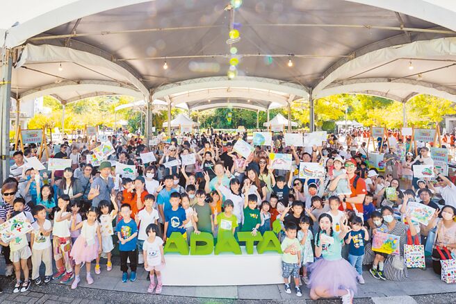 威剛科技在臺北市立動物園盛大舉辦「第7屆威剛親子繪畫暨攝影比賽」，吸引大小朋友熱情參與。圖／業者提供