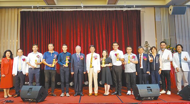 第三届精工奖邀请到总统府资政沈荣津（左六）颁奖，潭雅神工协会理事长黄耀德（左七）、台中市工策会总干事黄于珊（右三）、得奖厂商代表及来宾合影。图／黄俊荣