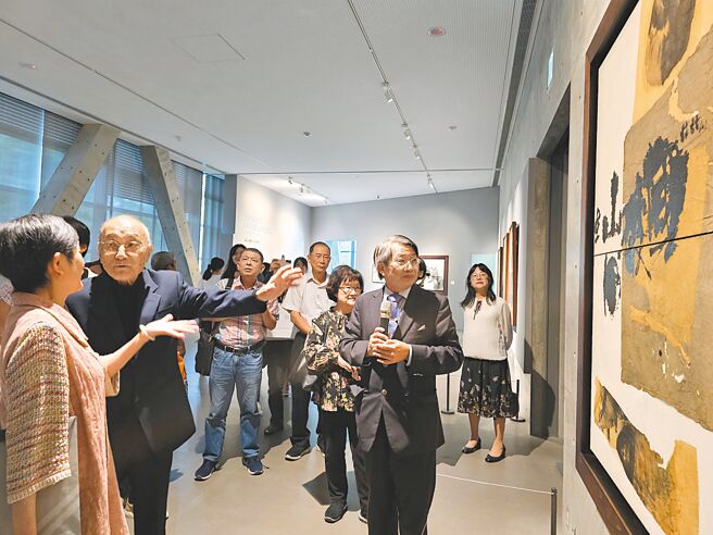 90歲的當代藝術大師莊喆（左二）離鄉50年，今年首次在亞洲大學附屬現代美術館舉辦大型特展，莊喆4日出席開幕展，親自向來賓導覽，介紹其畫作和創作理念。（李京昇攝）