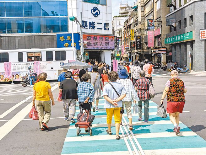 基隆市政府即日起推动「行人有序」政策，初期将加强宣导提升行人安全意识，后续逐渐加入执法手段取缔违规行人开罚。（张志康摄）