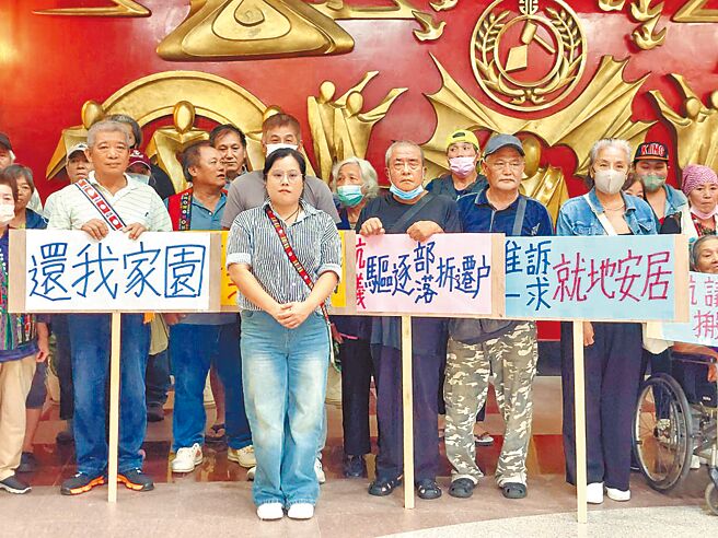 無法續租須搬離國宅的原住民，4日在無黨籍平地原住民市議員宋雨蓁（前）帶領下到議會抗議，高舉「還我家園」、「抗議驅逐部落拆遷戶」、「唯一訴求就地安居」標語抗議。（陳慰慈攝）