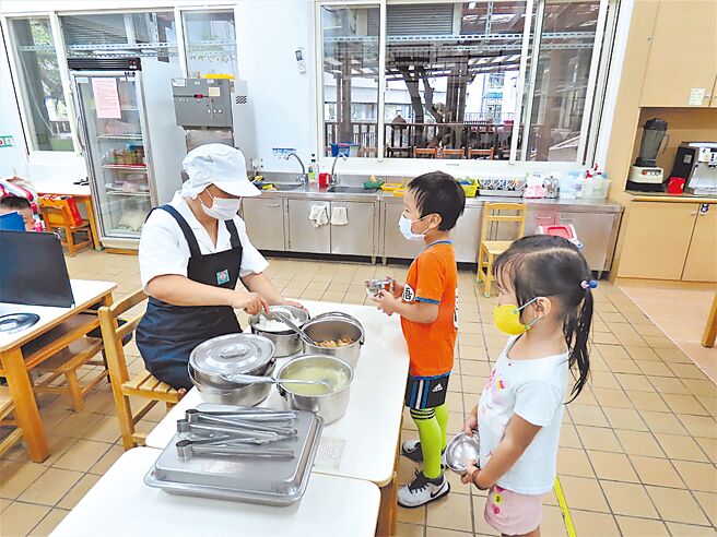 公幼餐點費10年沒有調整，新北113學年度8月起，公幼餐點費從每人每日68元提升為一般地區95元、偏鄉地區105元。（新北市教育局提供／陳慰慈新北傳真）