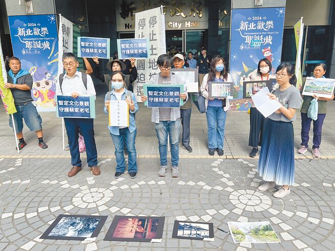 瑠公圳圳頭段蔡家老宅面臨強制拆除，蔡家後人賴碧珍（前排左二）與民間團體4日到新北市政府陳情，並向文化局提報將圳頭段的景物列為「文化景觀」，盼能暫緩拆除老宅。（王揚傑攝）