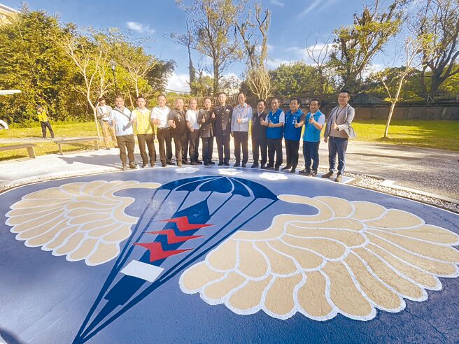 桃园市政府活化大溪区伞储库营区，分3期建设打造三元市民活动中心暨伞储酷公园，并特别保留伞徽特色传承营区故事。（吕筱蝉摄）