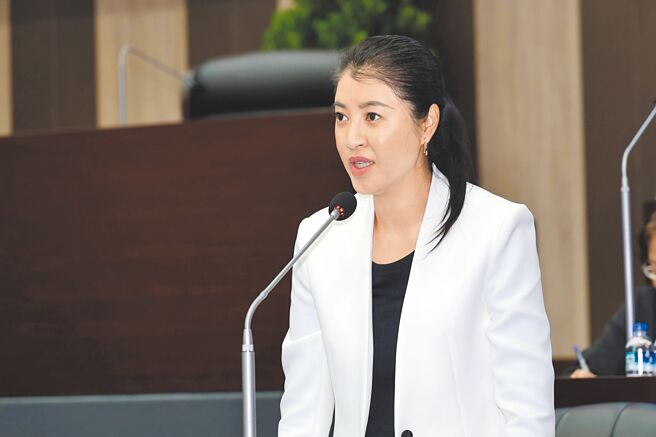 南投縣今年1月至9月受理2400多件詐騙案，詐騙總金額高達9億多元，南投縣長許淑華答詢強調，將多管齊下宣導反詐騙。（楊靜茹攝）