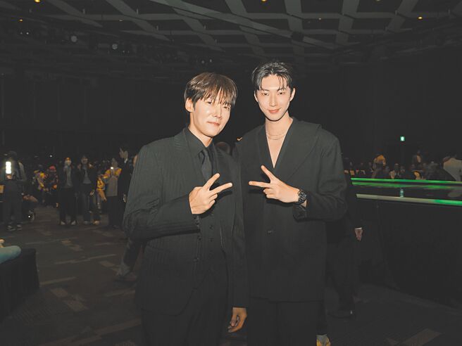 金云（右）出席「2024 Asia Model Festival」亚洲模特儿大赏颁奖典礼，与韩星崔振赫开心合影。（伊林娱乐提供）