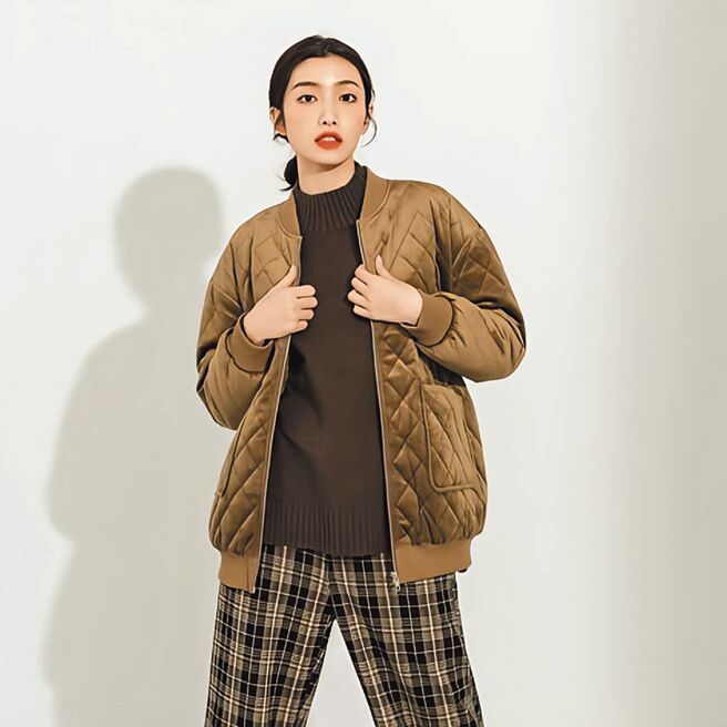 Global Mall新北中和店推「MO-BO舖棉菱格壓紋棒球外套」，原價2281元、會員獨享價1111元。（Global Mall提供）