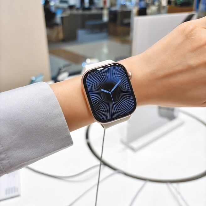 Global Mall環球Online即日起至20日推會員下單加碼抽 「Apple Watch Series 10 」。（Global Mall提供）