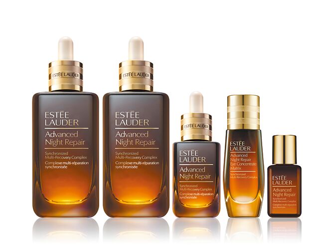 統一時代百貨台北店線上推「雅詩蘭黛全方位小棕修護精選組」，價值2萬4935元、特價1萬1111元，限量5組。（統一時代百貨提供）