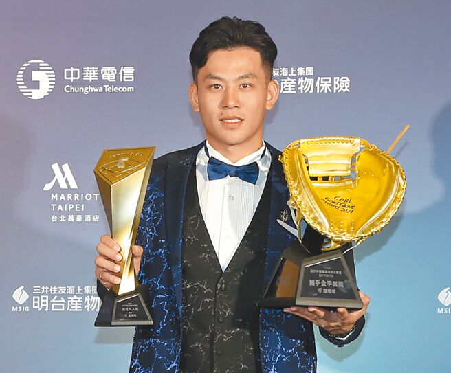 富邦悍將捕手戴培峰拿下金手套、最佳九人2座個人獎項。（趙雙傑攝）