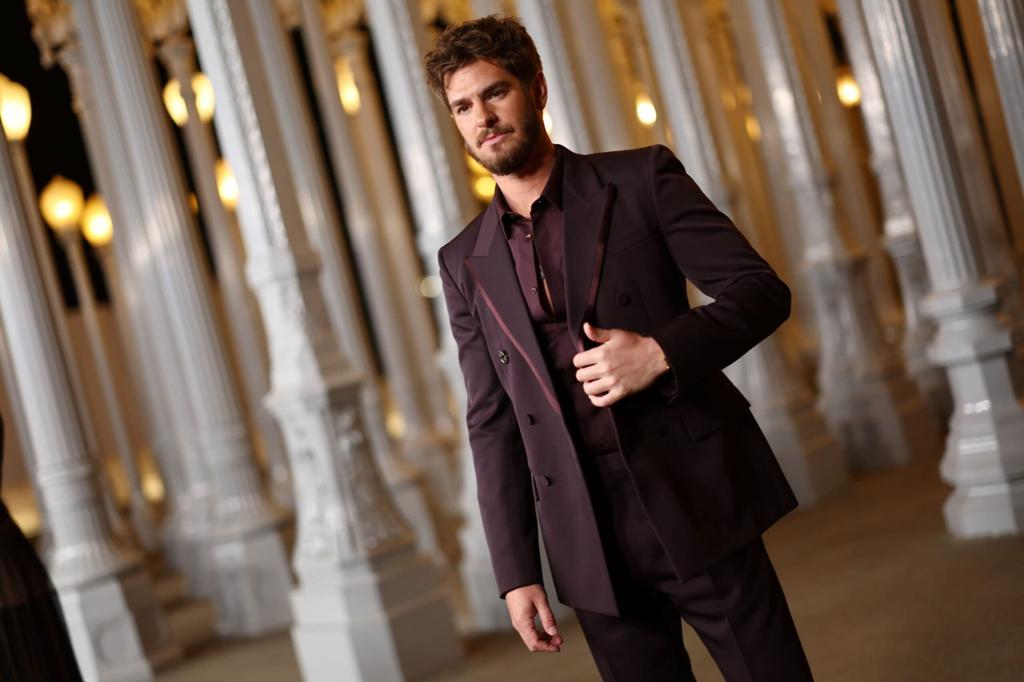 安德魯加菲(Andrew Garfield)以暗紅色西裝亮相,襯衫刻意少扣兩顆讓胸前線條若隱若現。(GETTY)