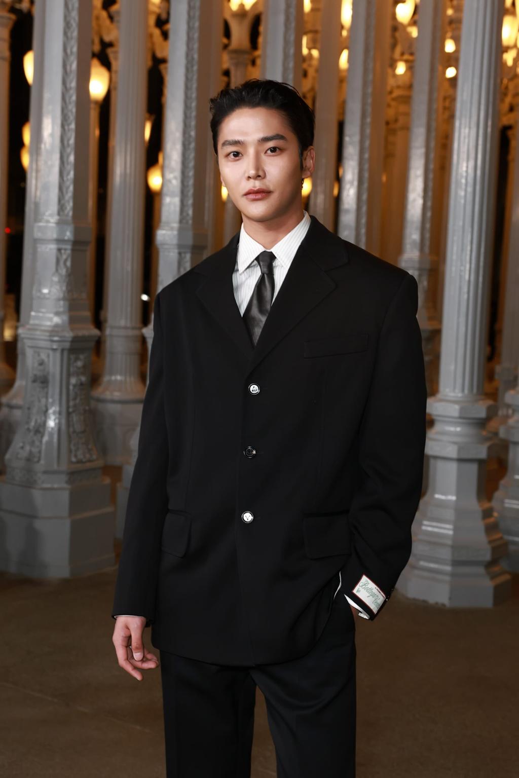 路雲出席LACMA盛會以正式不過死板的黑色西裝亮相。(GETTY)