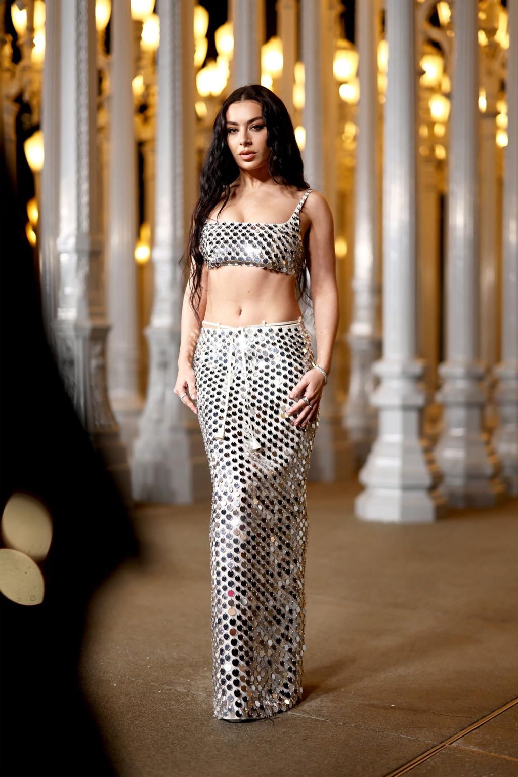 酷娃恰莉(Charli XCX )以白色的兩截式禮服亮相,並在LACMA盛會演出。(GETTY)