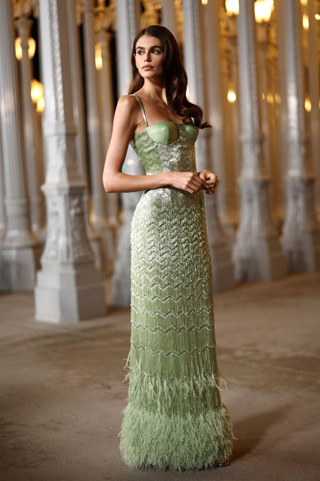 名模凱亞葛柏Kaia Gerber以綠色的流蘇禮服亮相LACMA盛會。(GETTY)