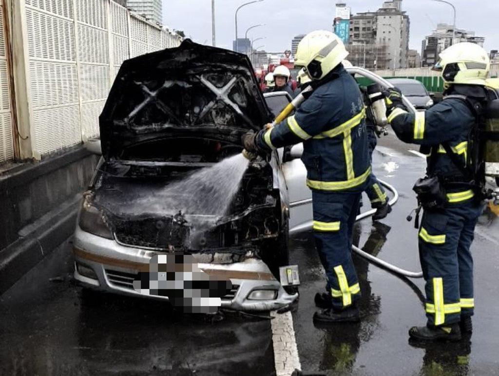 台北市民高架「火燒車」狂竄黑煙！消防拉水線撲滅 幸無傷亡