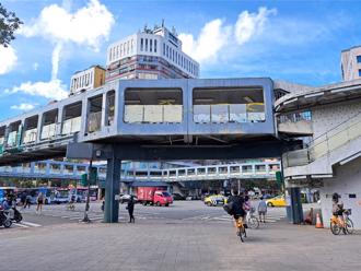 海納百川》天橋看過年輕的我（沈政男）