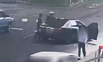 不想被驗尿竟勒員警脖子 莽男開車拖行100公尺