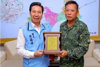 金防部指揮官榮陞副參謀總長  陳福海頒贈榮譽縣民證感念貢獻