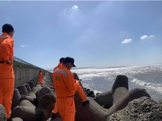 新竹70歲老翁挖蛤蜊遇漲潮落海 下落不明搜救中